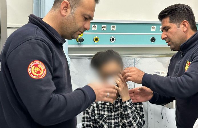 Urfa'da kız çocuğu Elbise giyerken gözünü fermuara sıkıştırdı