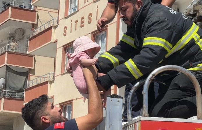 Ceylanpınar’da korkutan yangın: İtfaiye Eri bir Bebeği Kucağında İndirdi