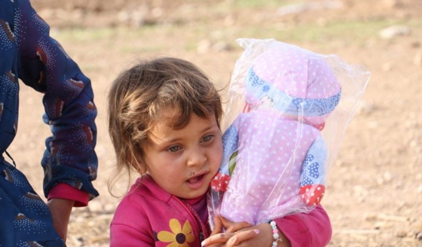 Hayırsever gençler Urfa'daki göçer çocukları unutmadı görseli