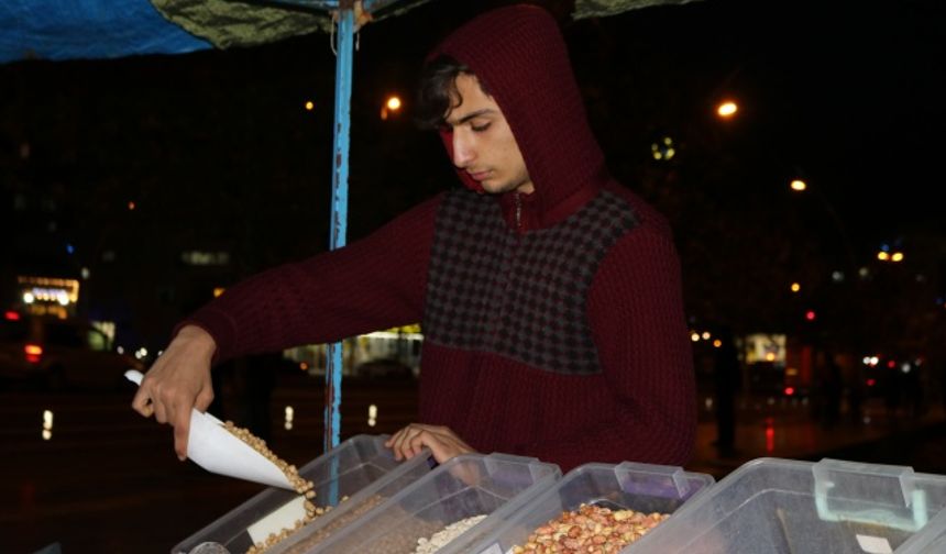 Diyarbakır'da Seyyar kuru yemiş tezgahında YKS'ye hazırlanıyor