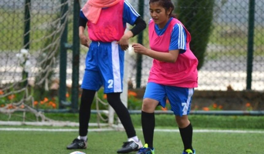 Bozova'da yıldız kızlar futbol takımı zoru başardı