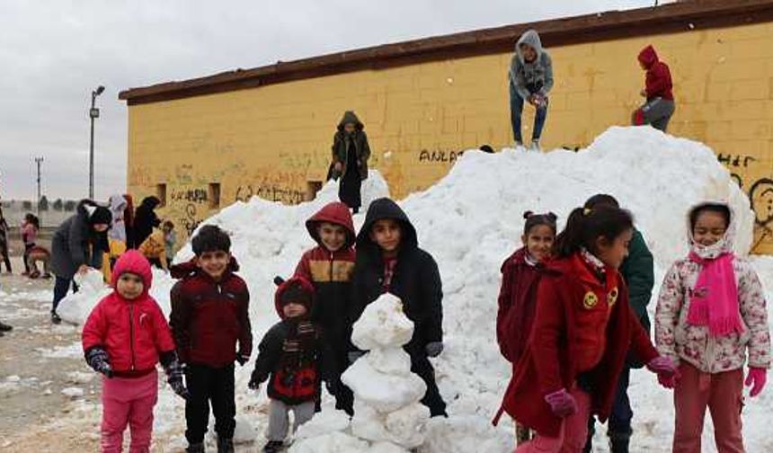 Kar Yağmayan Urfa'nın İlçesine Kamyonlarla Kar gönderildi
