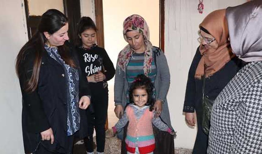 Viranşehir'de Ekinci’nin eşinden evi yanan aileye ziyaret