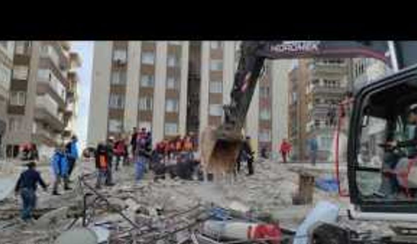 Şanlıurfa'da ağır hasarlı bina çöktü: yaralılar var