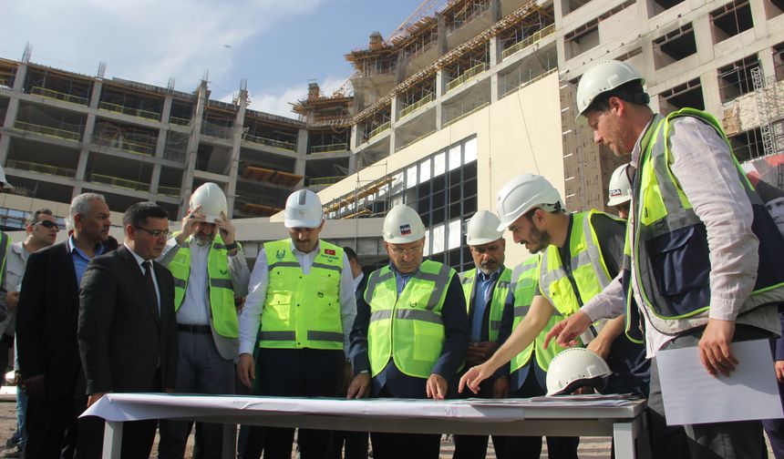 Bakan Bozdağ Şanlıurfa şehir hastanesi inşaatını gezdi