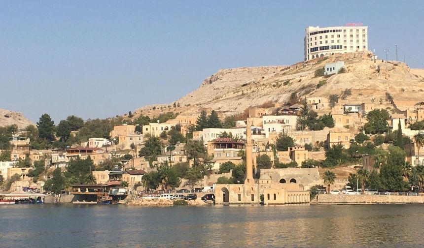 Halfeti'de görüntü kirliliği yaratan otel yıkıldı
