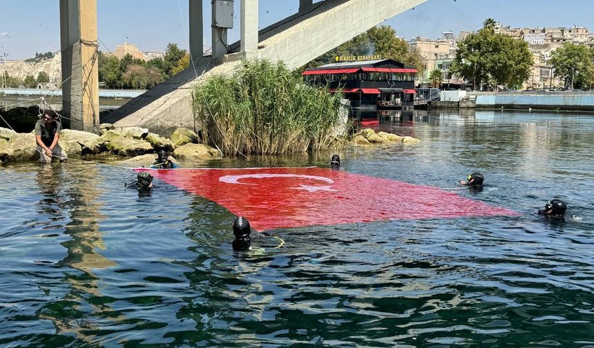 Dalgıçlardan Fırat'ta Türk bayraklı 30 Ağustos kutlaması