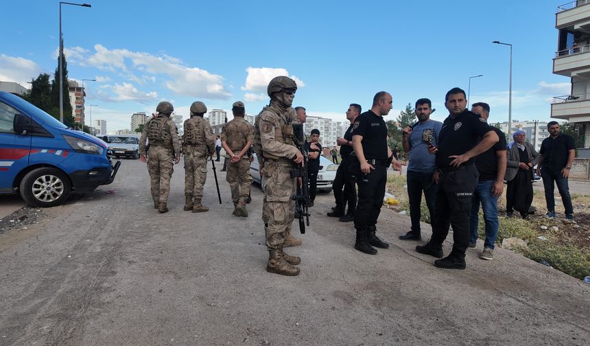 Kavgayı ayırmak isteyen polisi bıçakladılar