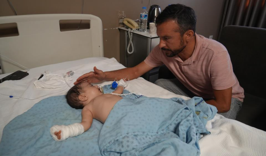 Bir İhmal Bebeğin Parmağına Mal Oldu: Minik Hafsa'nın Parmağı Makasla Kesildi