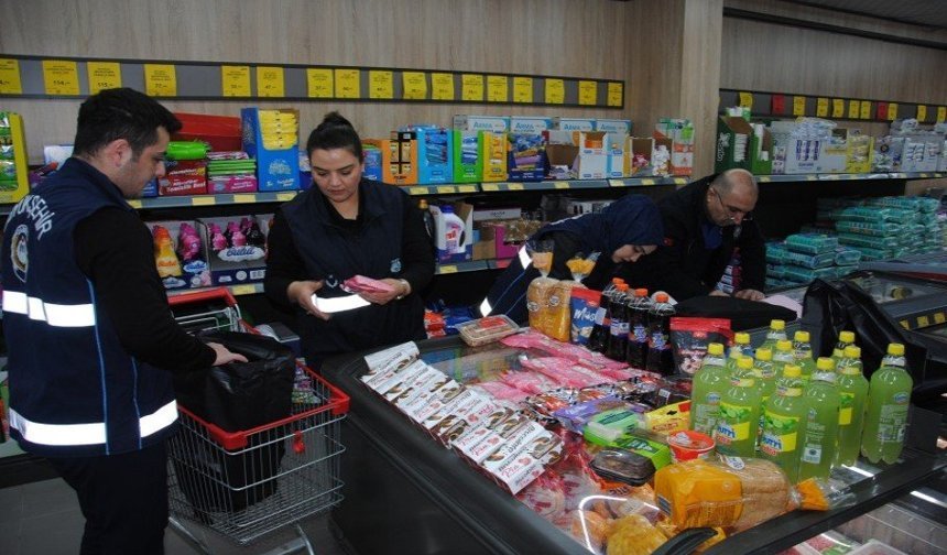 Bayram Öncesi Zabıta’dan Geçit Yok: Raflar Temizlendi!