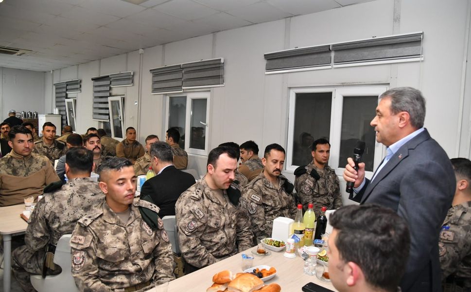 Vali Şıldak Barış Pınarı Bölgesinde iftar yemeğine katıldı