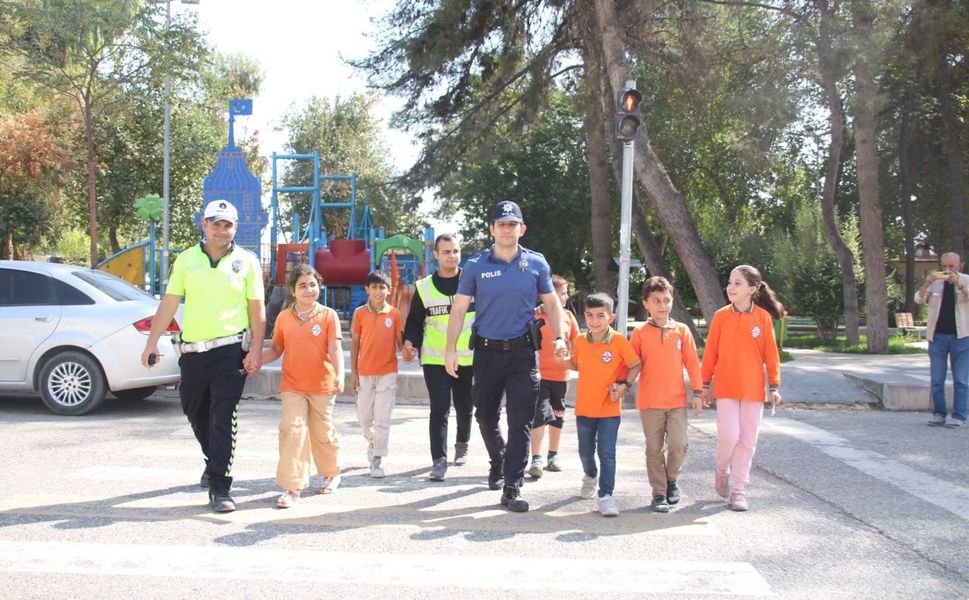 Ceylanpınar'da Okul önünde hem eğitim hem denetim