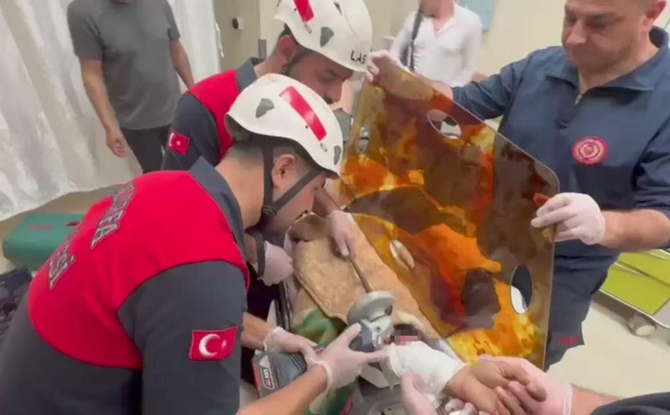 Koluna demir şiş saplanan vatandaş o şekilde ameliyata alındı