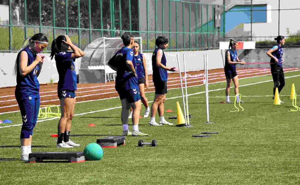 Siverek İdmanyurdu Kadın Futbol Takımı grup şampiyonu