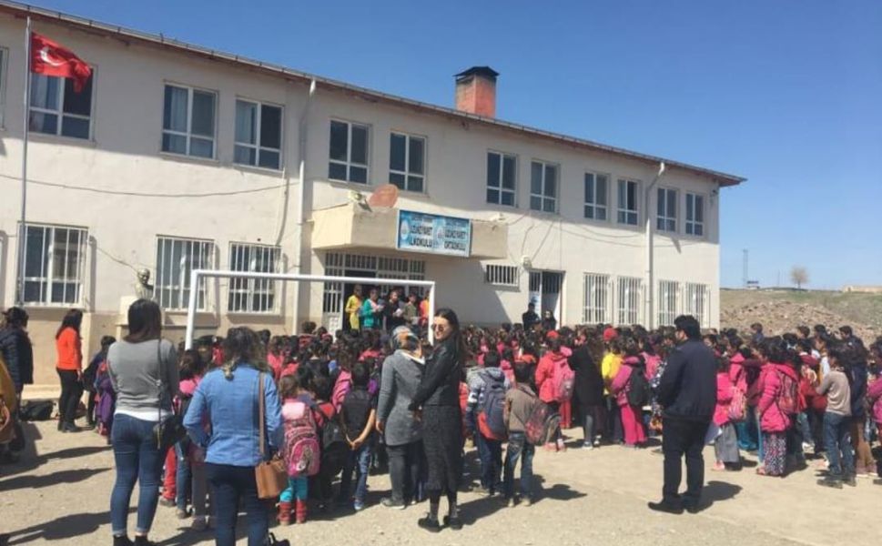 Siverek'in Kırsal Mahalle Okulunda yorgun mermi can alıyordu