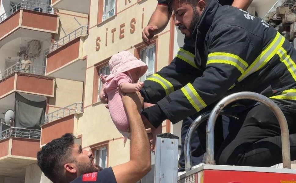 Ceylanpınar’da korkutan yangın: İtfaiye Eri bir Bebeği Kucağında İndirdi