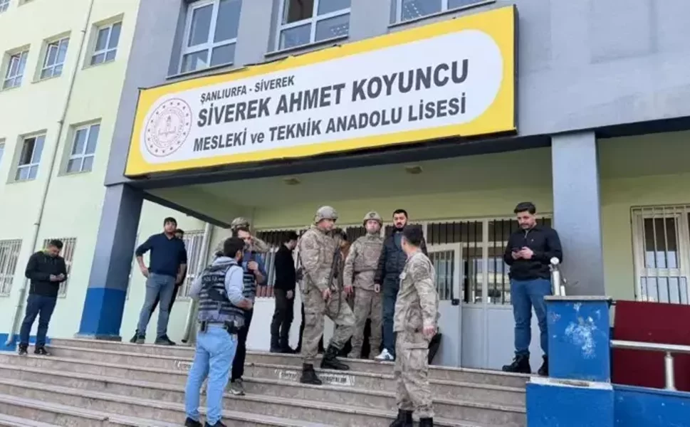 Şanlıurfa'da Lisede Av Tüfekli Baskın: Öğrenciler Camdan Atladı!
