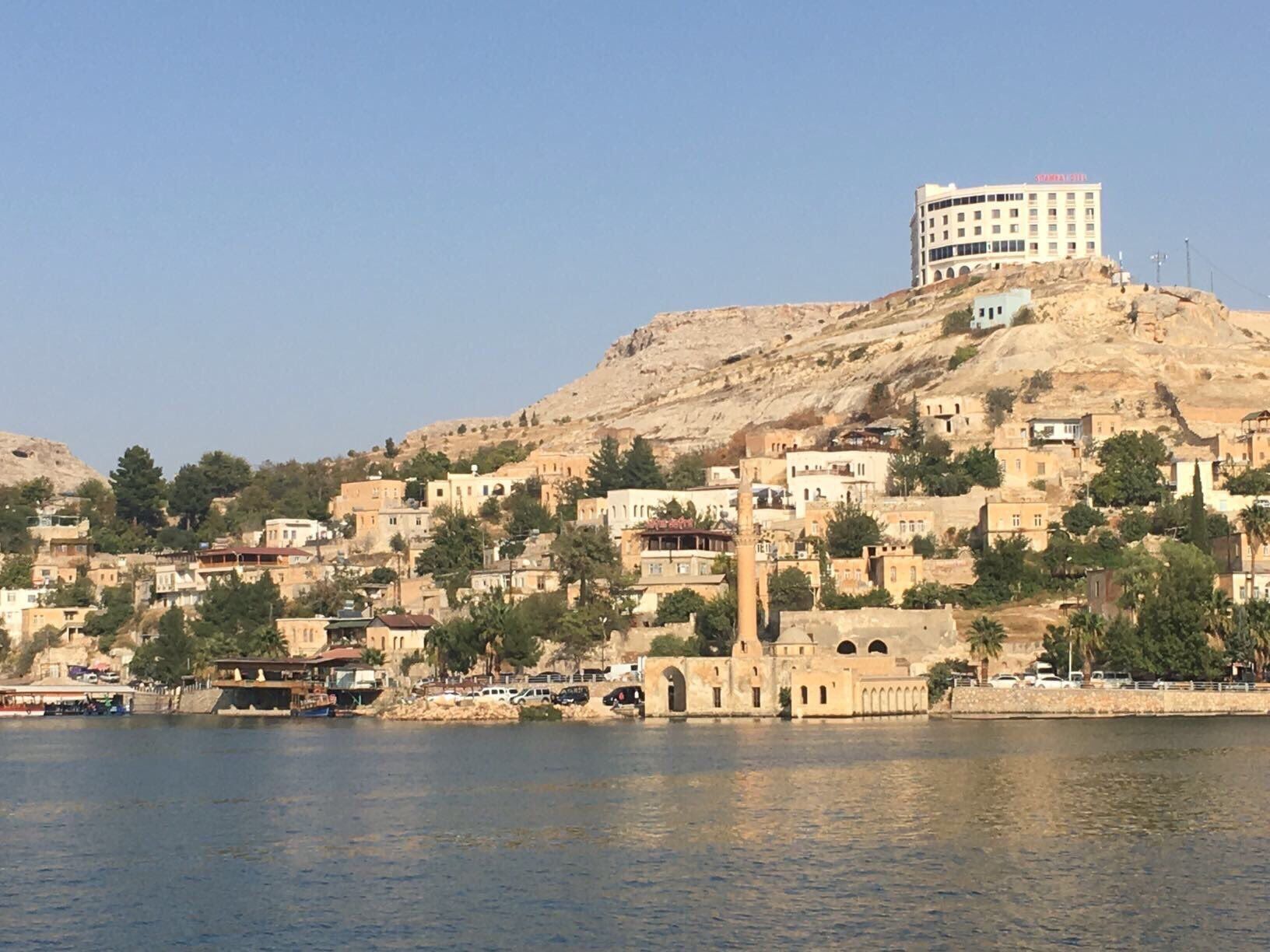 Halfeti'de görüntü kirliliği yaratan otel yıkıldı