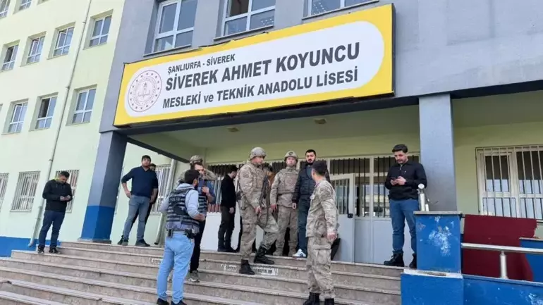 Şanlıurfa'da Lisede Av Tüfekli Baskın: Öğrenciler Camdan Atladı!